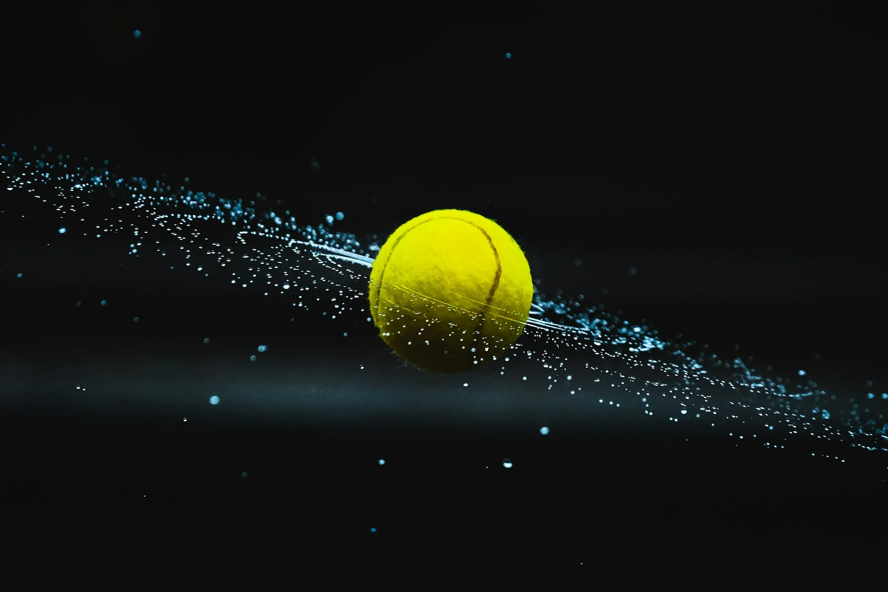 Pelota de tenis en primer plano.